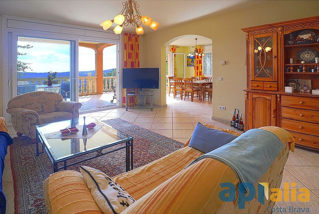 Casa para entrar a vivir en Les Teules, Santa Cristina d'Aro con preciosas vistas al mar y montaña.