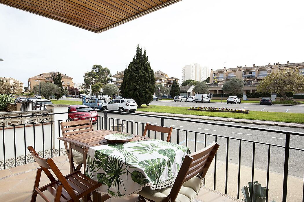 Cosy ground floor apartment all renovated and located a few meters from all the services and from the Torre Valentina's beach.