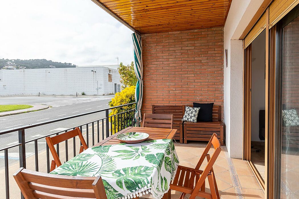 Cosy ground floor apartment all renovated and located a few meters from all the services and from the Torre Valentina's beach.