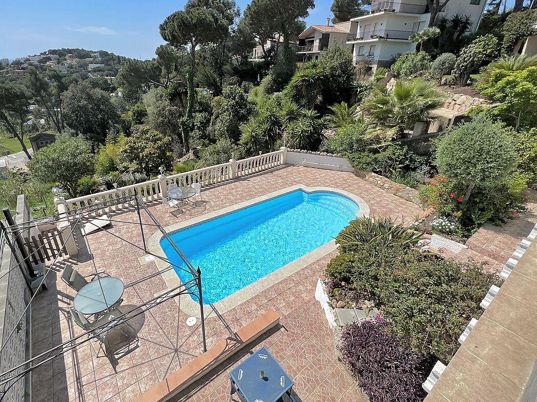Preciós xalet amb 2 apartaments, piscina privada i impressionants vistes al mar ubicada al bonic barri de Treumal de Dalt, a 2 km de la platja.