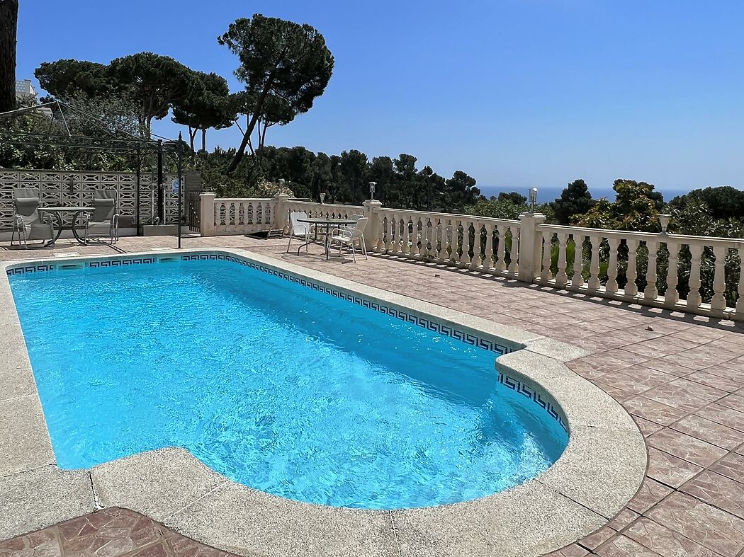 Preciós xalet amb 2 apartaments, piscina privada i impressionants vistes al mar ubicada al bonic barri de Treumal de Dalt, a 2 km de la platja.
