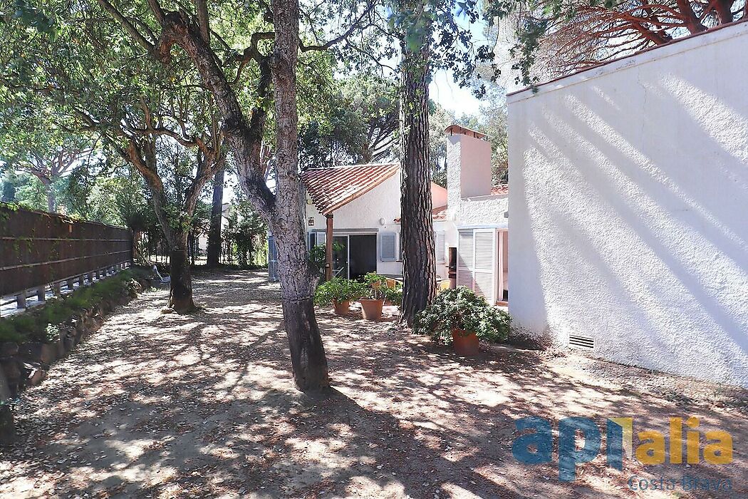 Espléndida ocasión, casa con encanto, en planta baja situada en la parte baja de la prestigiosa urbanización Golf Costa Brava.