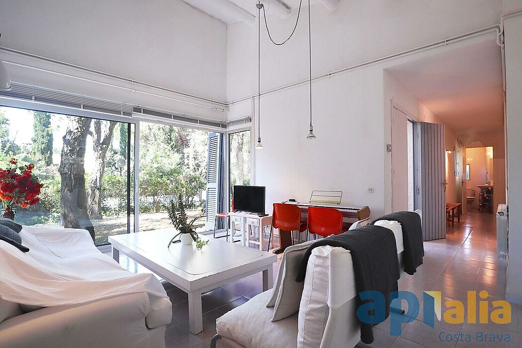 Espléndida ocasión, casa con encanto, en planta baja situada en la parte baja de la prestigiosa urbanización Golf Costa Brava.
