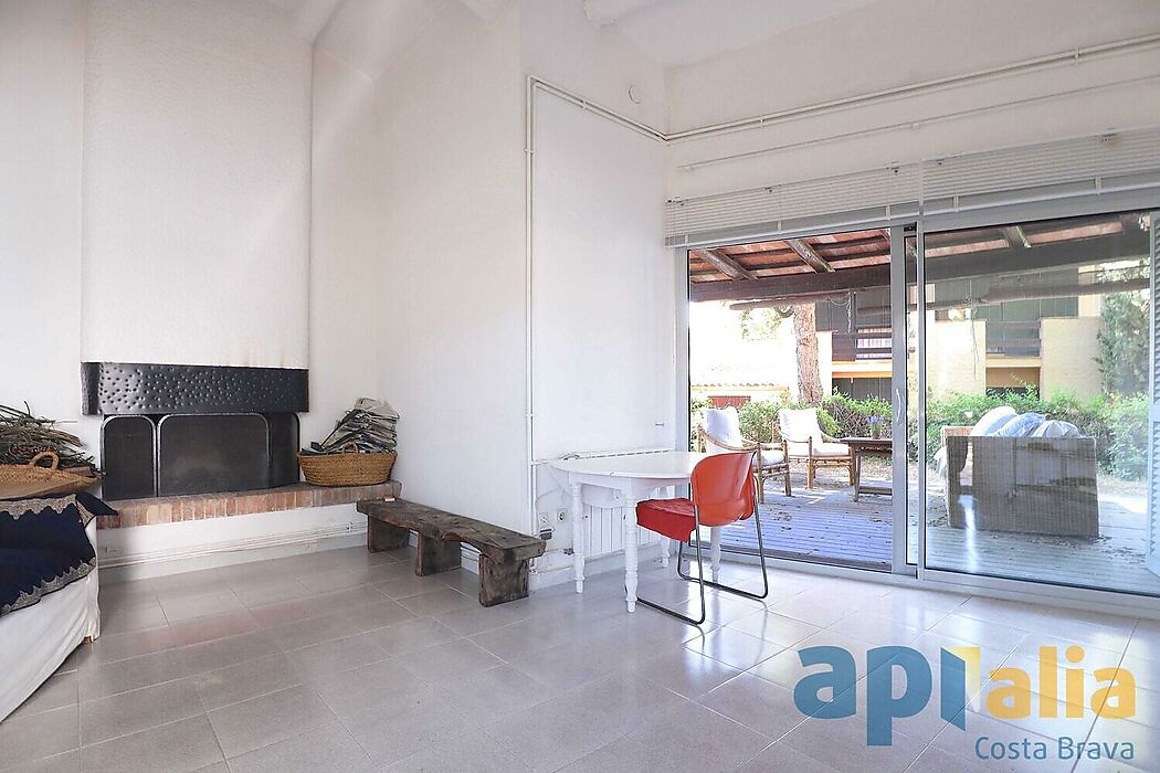Espléndida ocasión, casa con encanto, en planta baja situada en la parte baja de la prestigiosa urbanización Golf Costa Brava.