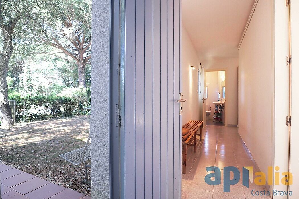 Espléndida ocasión, casa con encanto, en planta baja situada en la parte baja de la prestigiosa urbanización Golf Costa Brava.