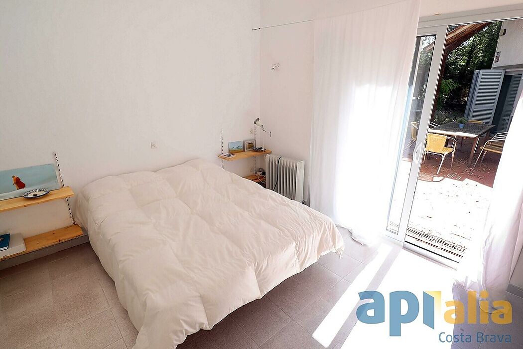 Espléndida ocasión, casa con encanto, en planta baja situada en la parte baja de la prestigiosa urbanización Golf Costa Brava.
