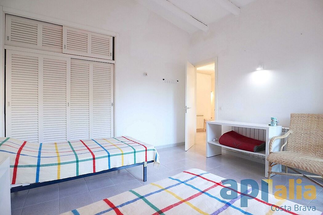 Espléndida ocasión, casa con encanto, en planta baja situada en la parte baja de la prestigiosa urbanización Golf Costa Brava.