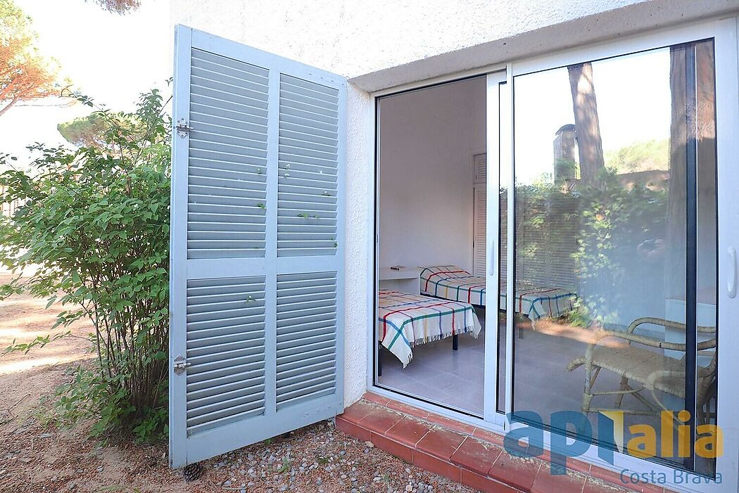 Espléndida ocasión, casa con encanto, en planta baja situada en la parte baja de la prestigiosa urbanización Golf Costa Brava.