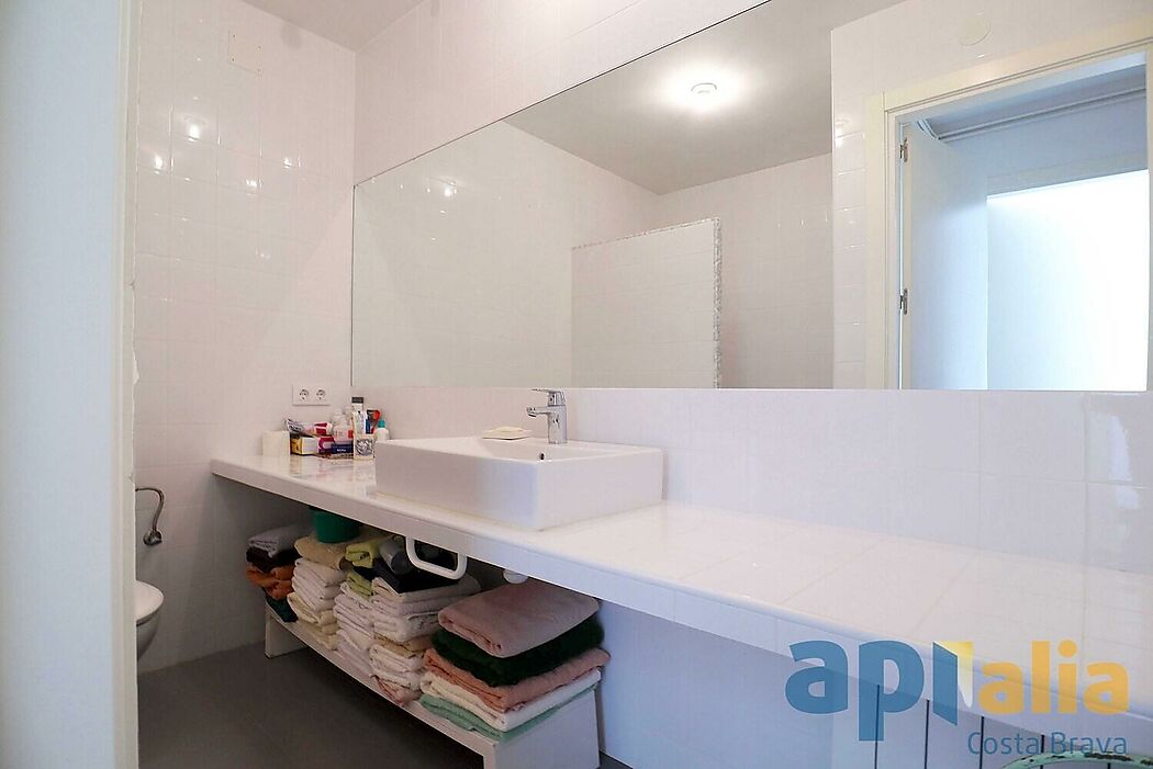 Espléndida ocasión, casa con encanto, en planta baja situada en la parte baja de la prestigiosa urbanización Golf Costa Brava.