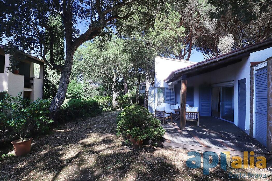 Espléndida ocasión, casa con encanto, en planta baja situada en la parte baja de la prestigiosa urbanización Golf Costa Brava.