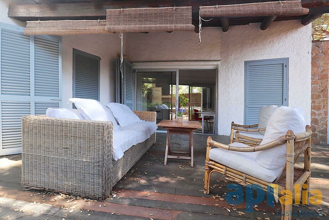 Espléndida ocasión, casa con encanto, en planta baja situada en la parte baja de la prestigiosa urbanización Golf Costa Brava.