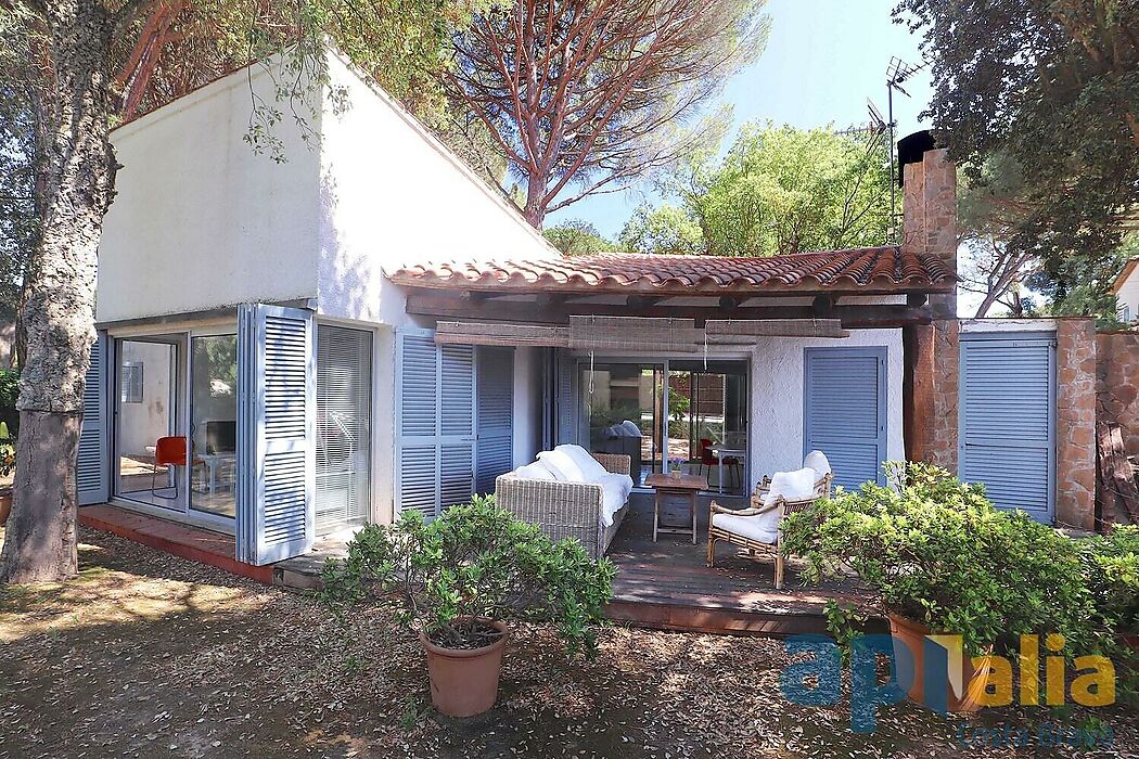 Espléndida ocasión, casa con encanto, en planta baja situada en la parte baja de la prestigiosa urbanización Golf Costa Brava.