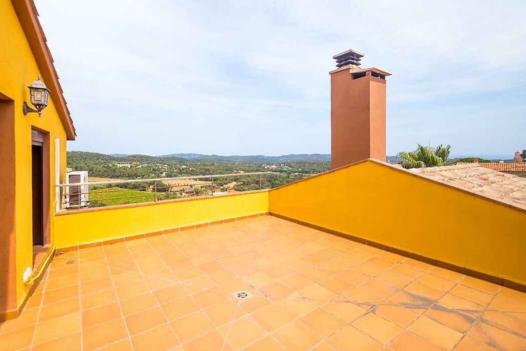 Beautiful house with sea and mountain views in Vall-Llobrega
