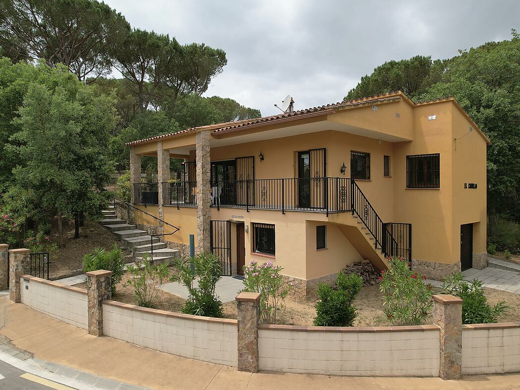Casa unifamiliar a zona tranquil·la amb 4 dormitoris i bonic jardí a la Canyera, a pocs quilòmetres del poble.