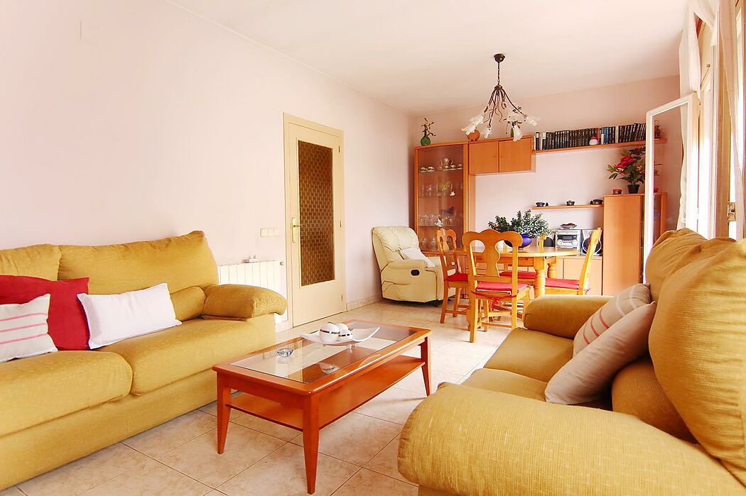 Joli appartement de deux chambres à coucher, situé dans un quartier très calme  et à proximité de la plage et des commerces.