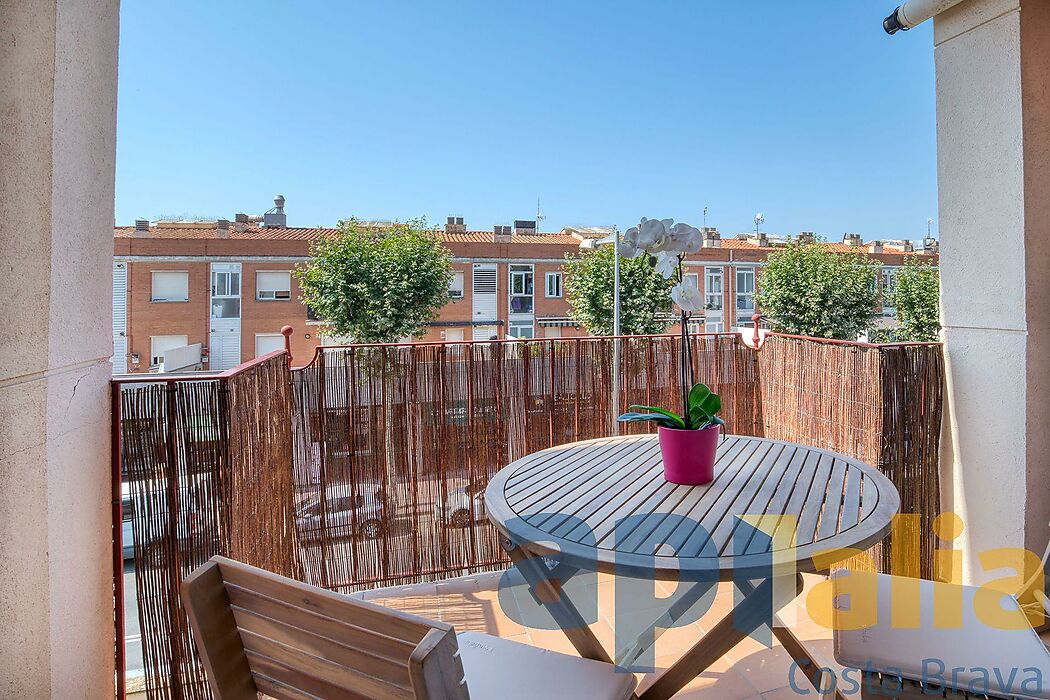 Apartment on Avinguda Cataluña, in the heart of the shopping center and 150m from the beach