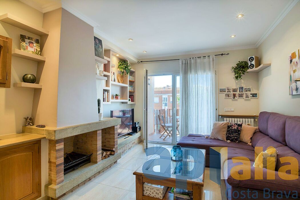 Apartment on Avinguda Cataluña, in the heart of the shopping center and 150m from the beach
