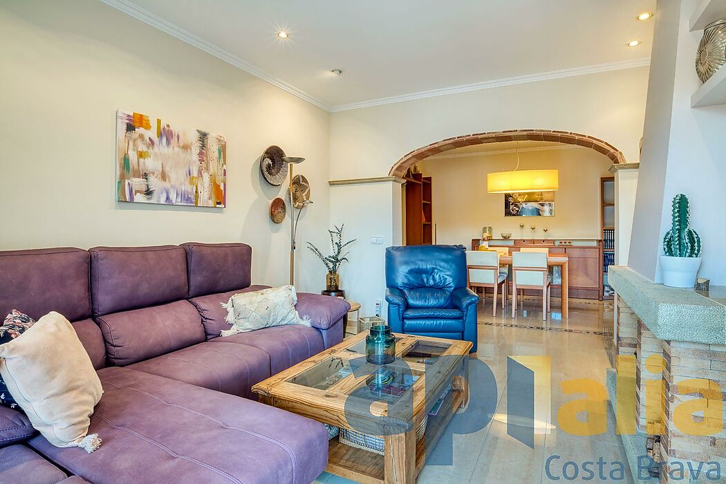 Apartment on Avinguda Cataluña, in the heart of the shopping center and 150m from the beach