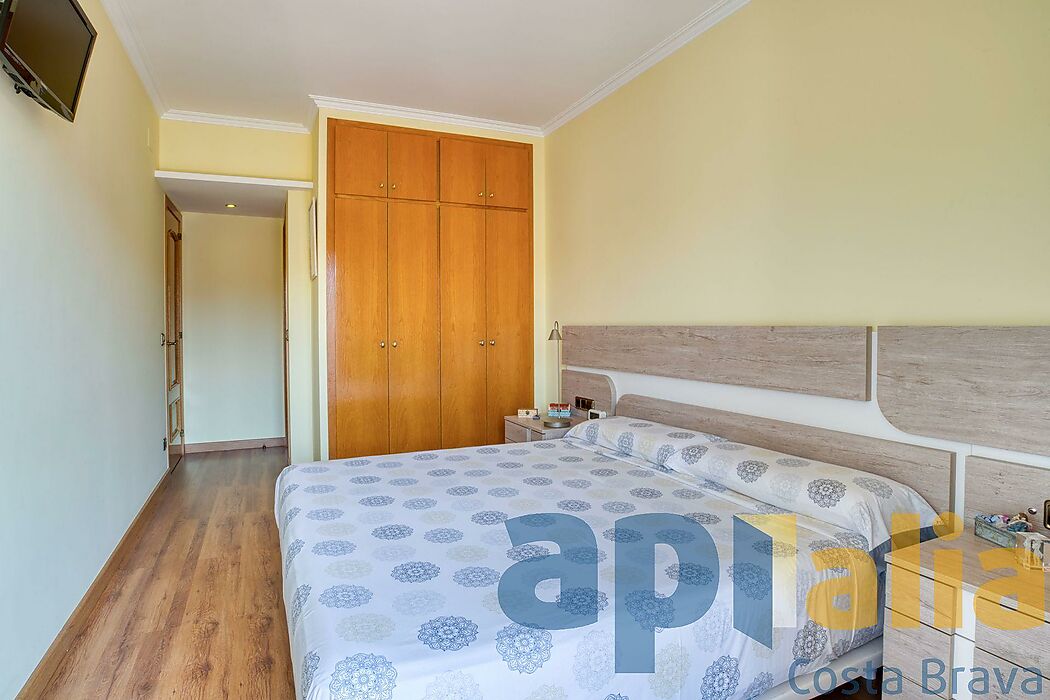 Apartment on Avinguda Cataluña, in the heart of the shopping center and 150m from the beach