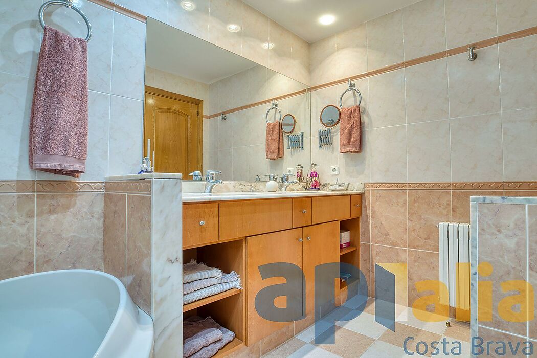 Apartment on Avinguda Cataluña, in the heart of the shopping center and 150m from the beach