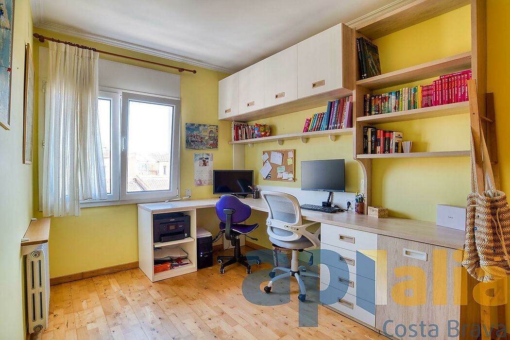 Apartment on Avinguda Cataluña, in the heart of the shopping center and 150m from the beach
