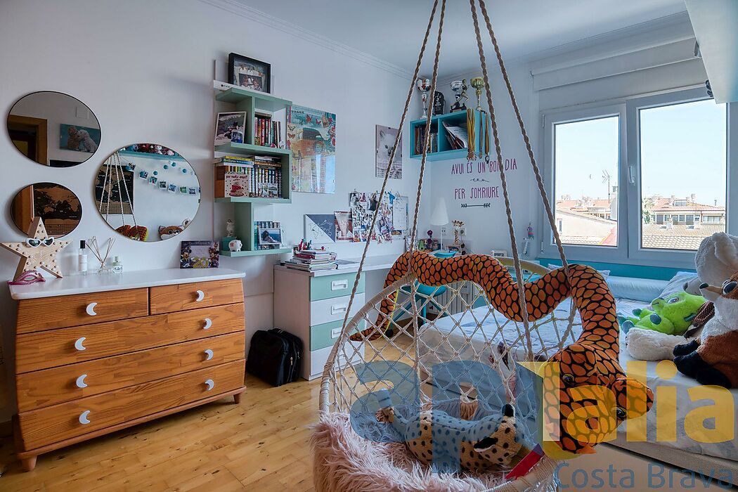 Apartment on Avinguda Cataluña, in the heart of the shopping center and 150m from the beach
