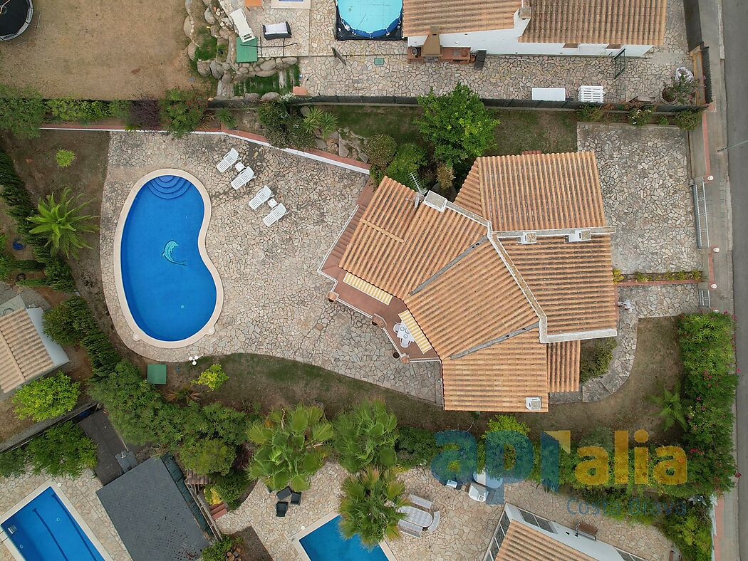 Casa mediterránea con jardín y piscina en zona tranquila de Calonge