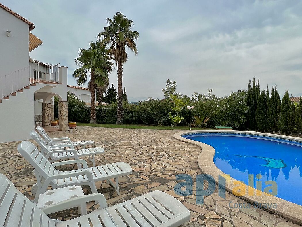 Une maison méditerranéenne avec jardin et piscine dans un quartier calme de Calonge