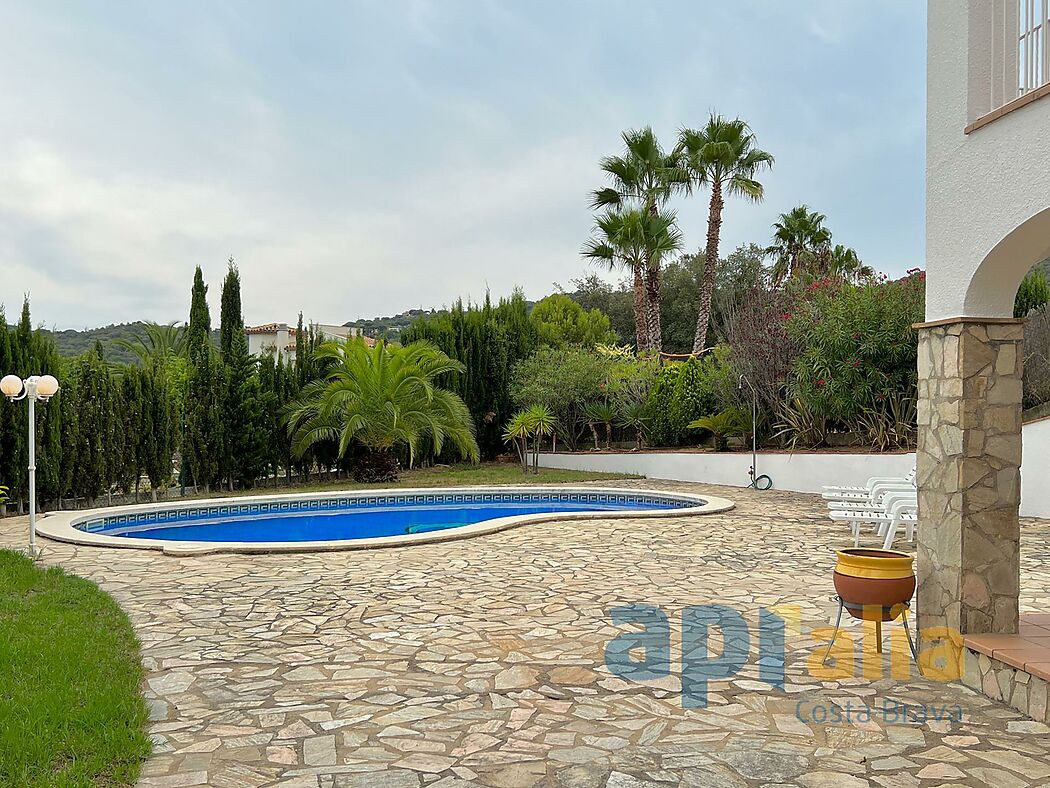 Una casa mediterrània amb jardí i piscina a zona tranquil·la de Calonge