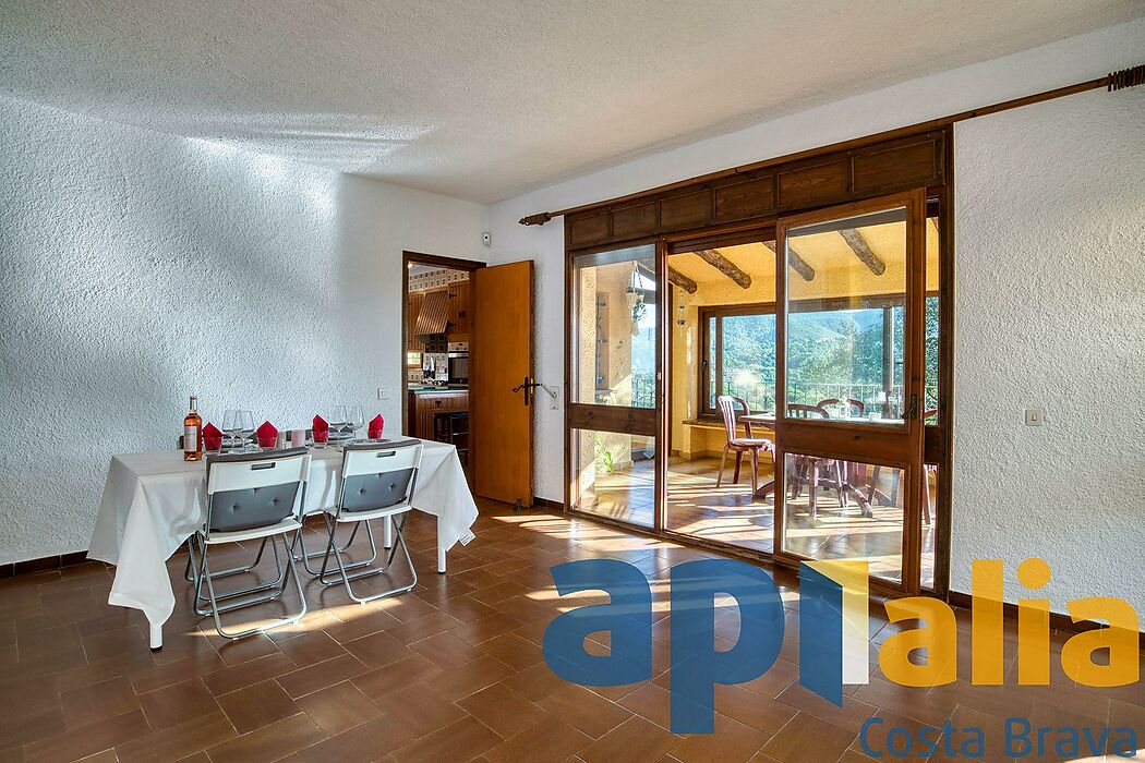 Una grande maison avec un magnifique vue sur la mer