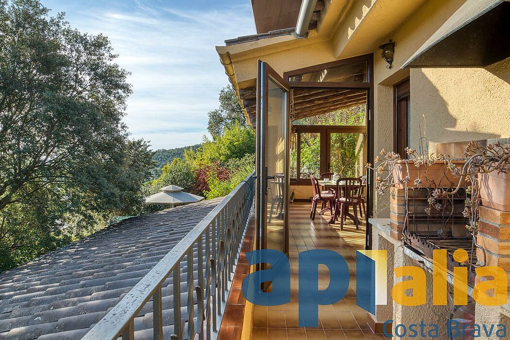 Una grande maison avec un magnifique vue sur la mer