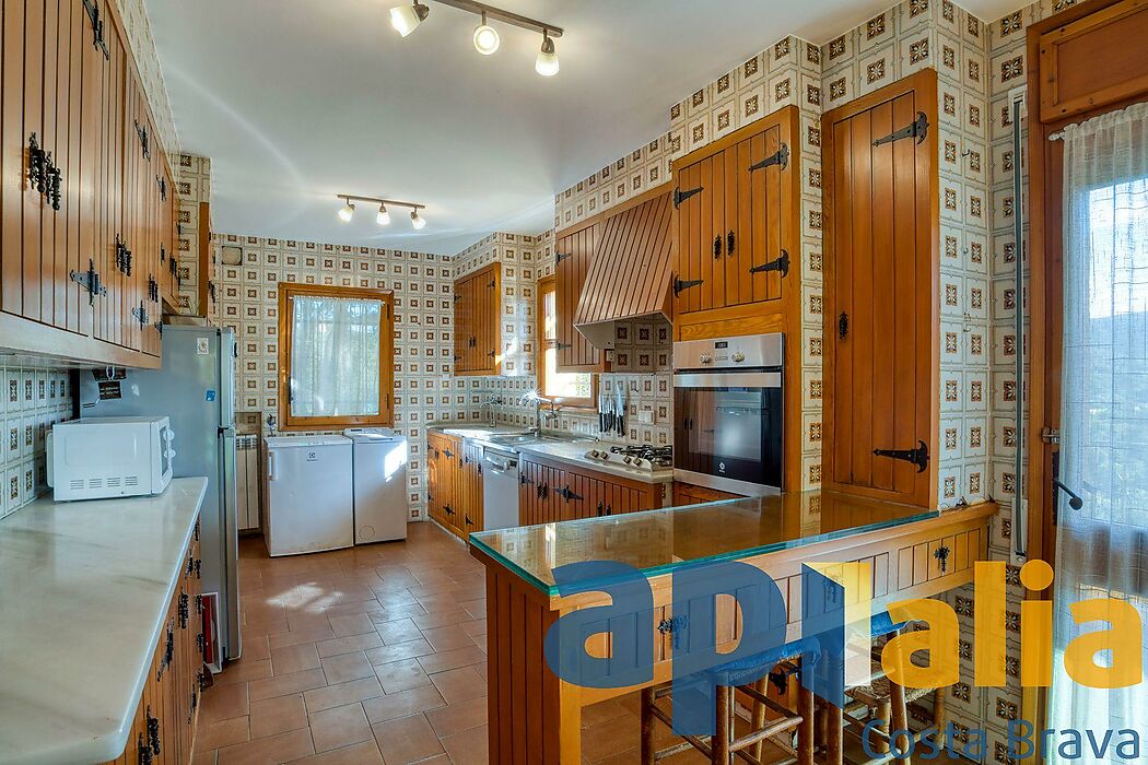 Una grande maison avec un magnifique vue sur la mer