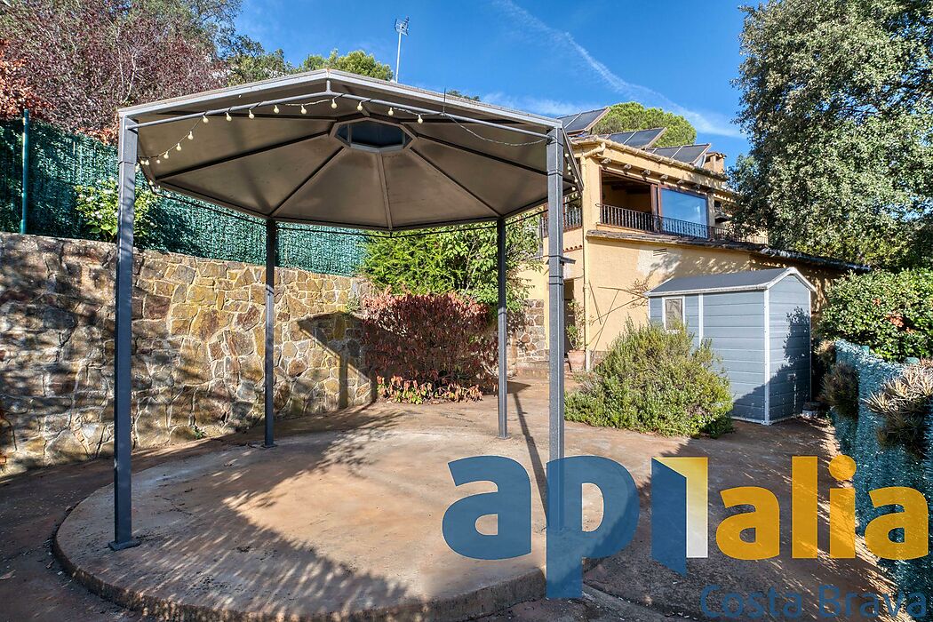 Una grande maison avec un magnifique vue sur la mer