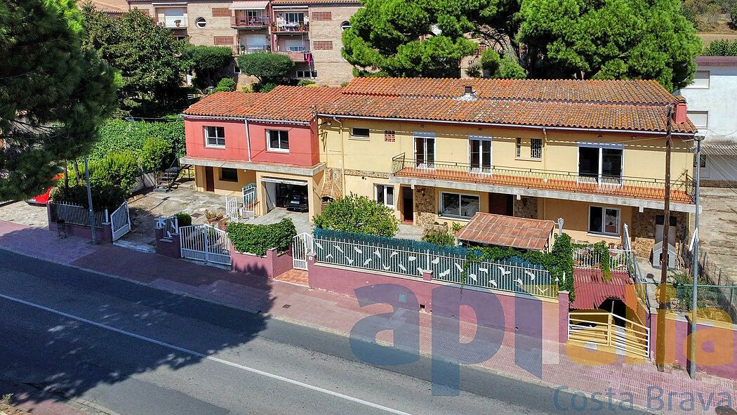 Gran habitatge d'amplis espais per reformar