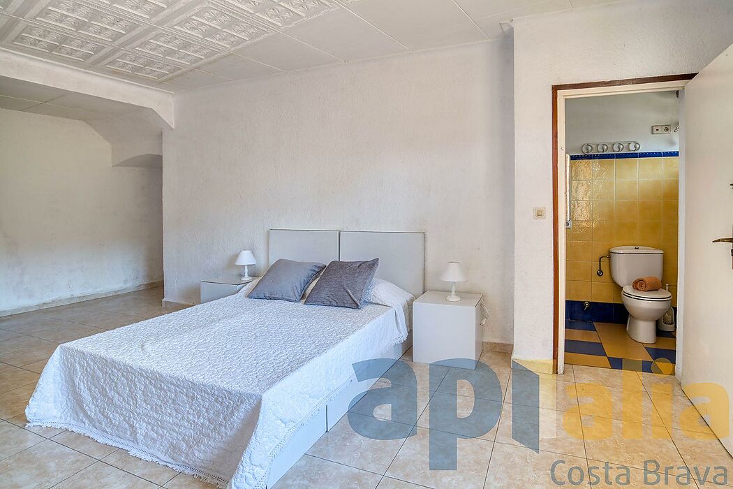 Gran habitatge d'amplis espais per reformar
