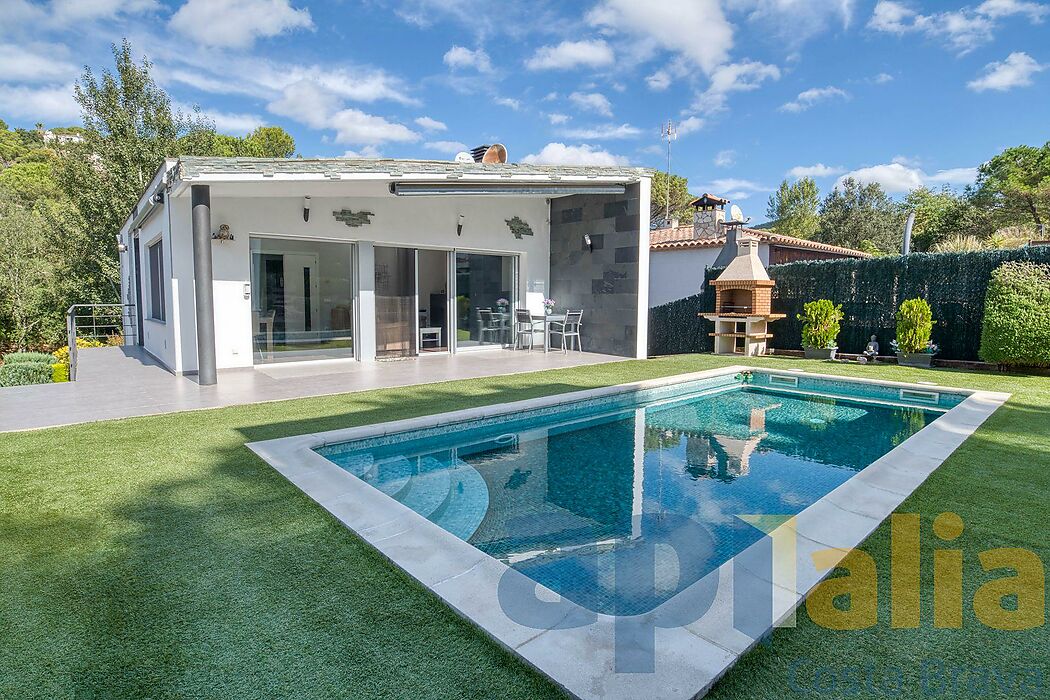 Villa de estilo contemporáneo, con piscina y en perfecto estado