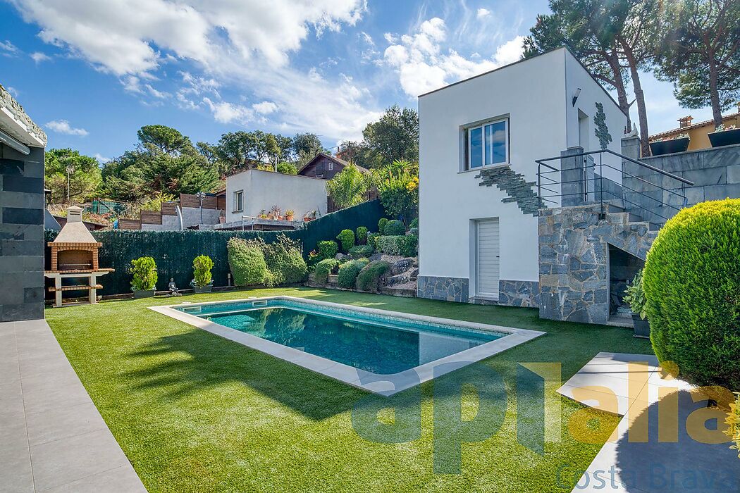 Villa de estilo contemporáneo, con piscina y en perfecto estado