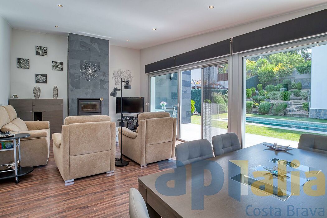 Villa de estilo contemporáneo, con piscina y en perfecto estado