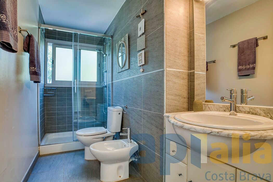 Villa de estilo contemporáneo, con piscina y en perfecto estado