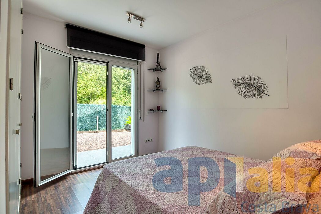 Villa de estilo contemporáneo, con piscina y en perfecto estado