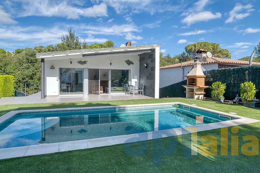 Villa de estilo contemporáneo, con piscina y en perfecto estado