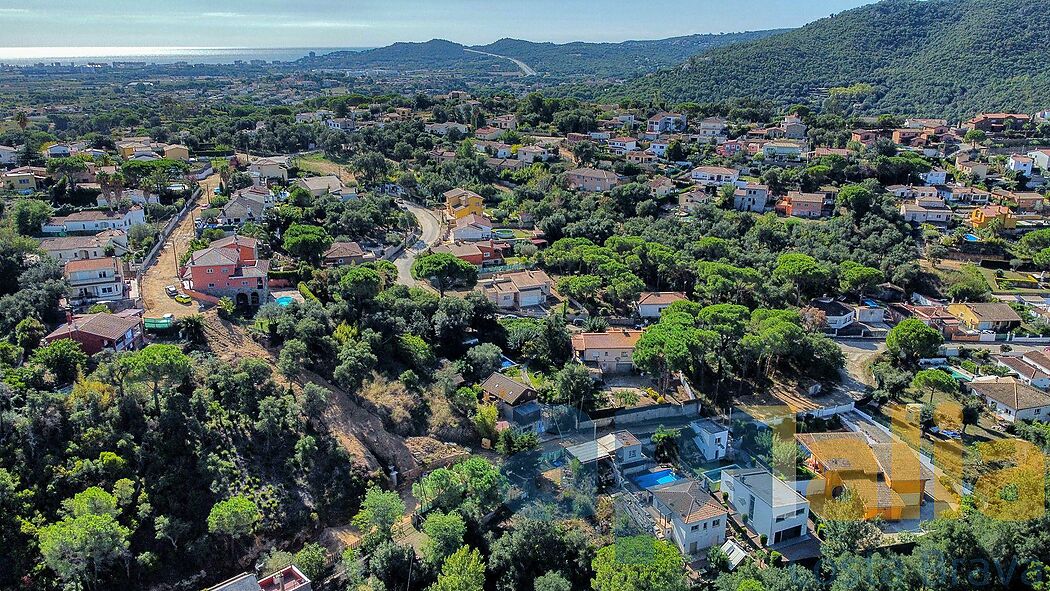 Villa de estilo contemporáneo, con piscina y en perfecto estado
