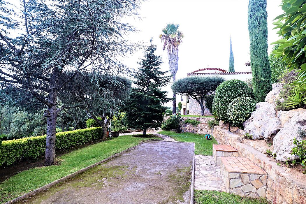 VILLA WITH LARGE GARDEN AND POOL
