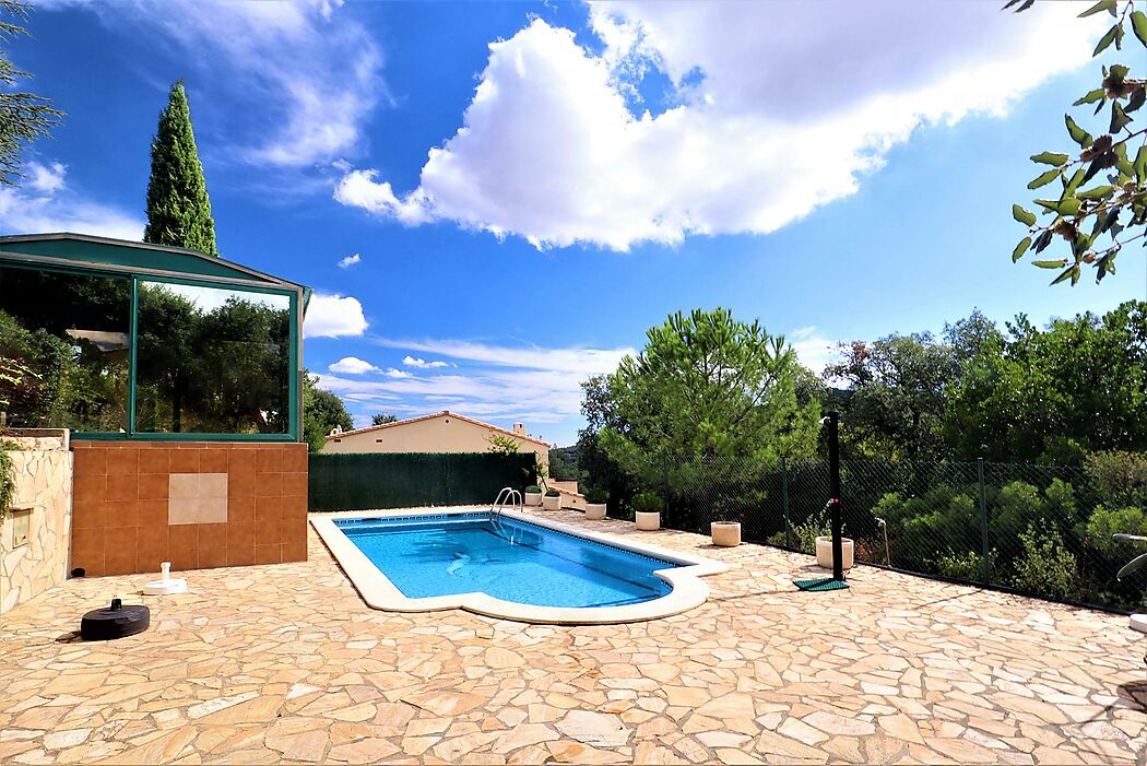 VILLA WITH LARGE GARDEN AND POOL