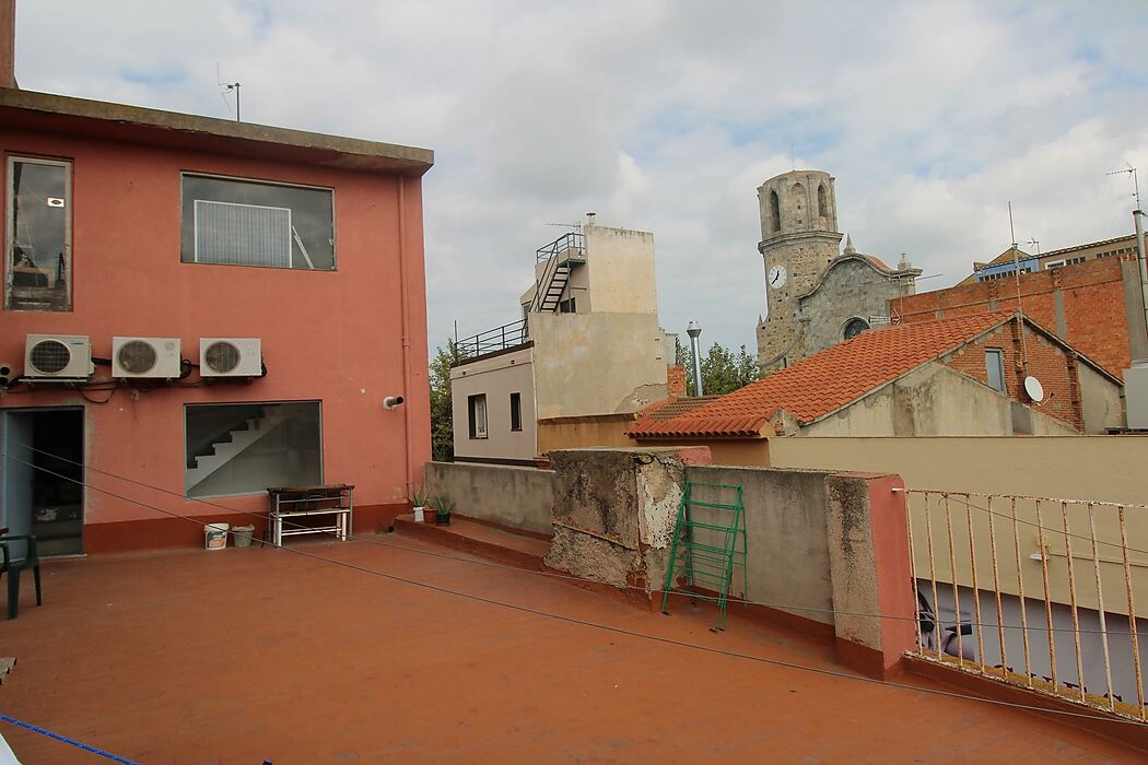 EDIFICIO SITUADO EN FRENTE DE LA IGLESIA DE MALGRAT DE MAR