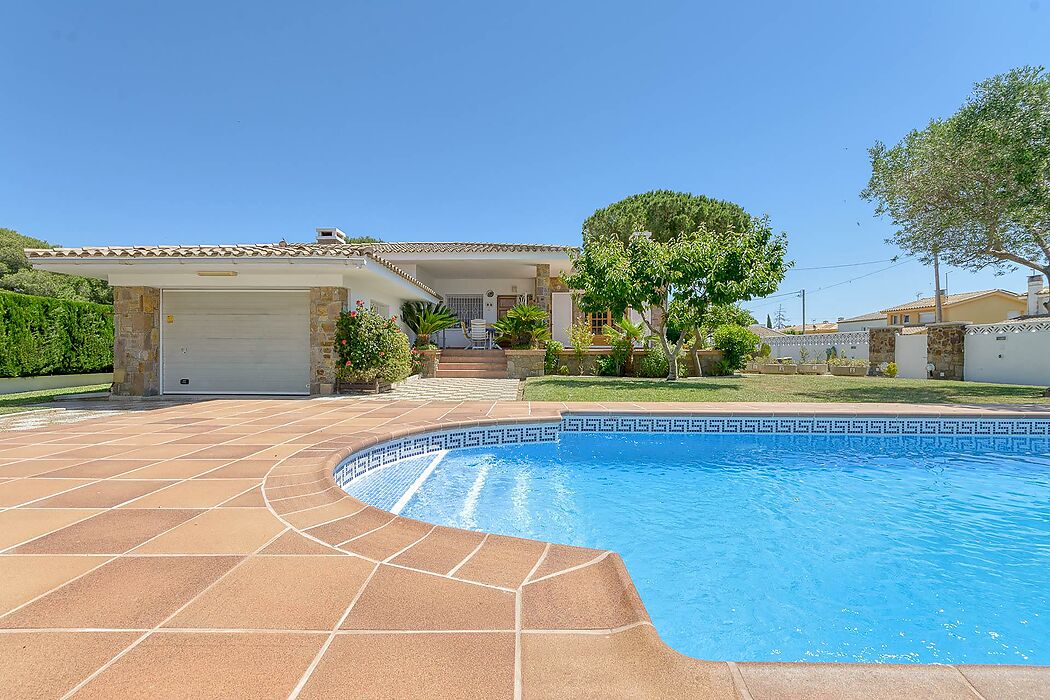 Busques una gran casa per entrar a viure i amb piscina?