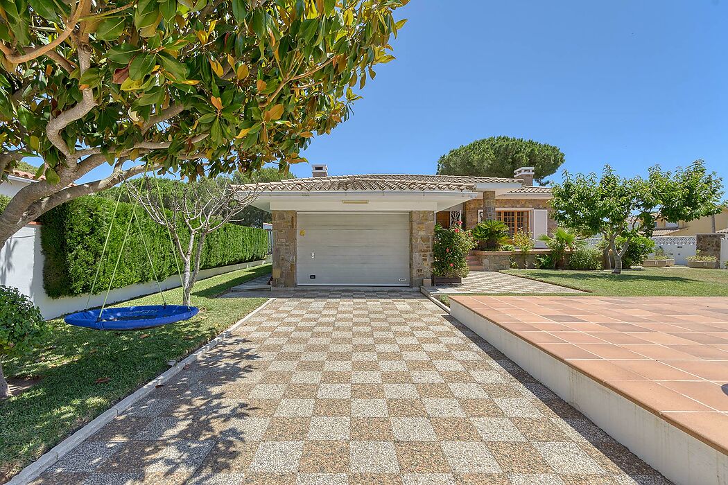 Vous cherchez une grande maison pour emménager et avec une piscine?