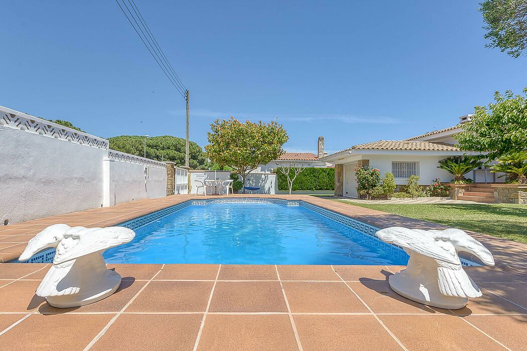 Vous cherchez une grande maison pour emménager et avec une piscine?