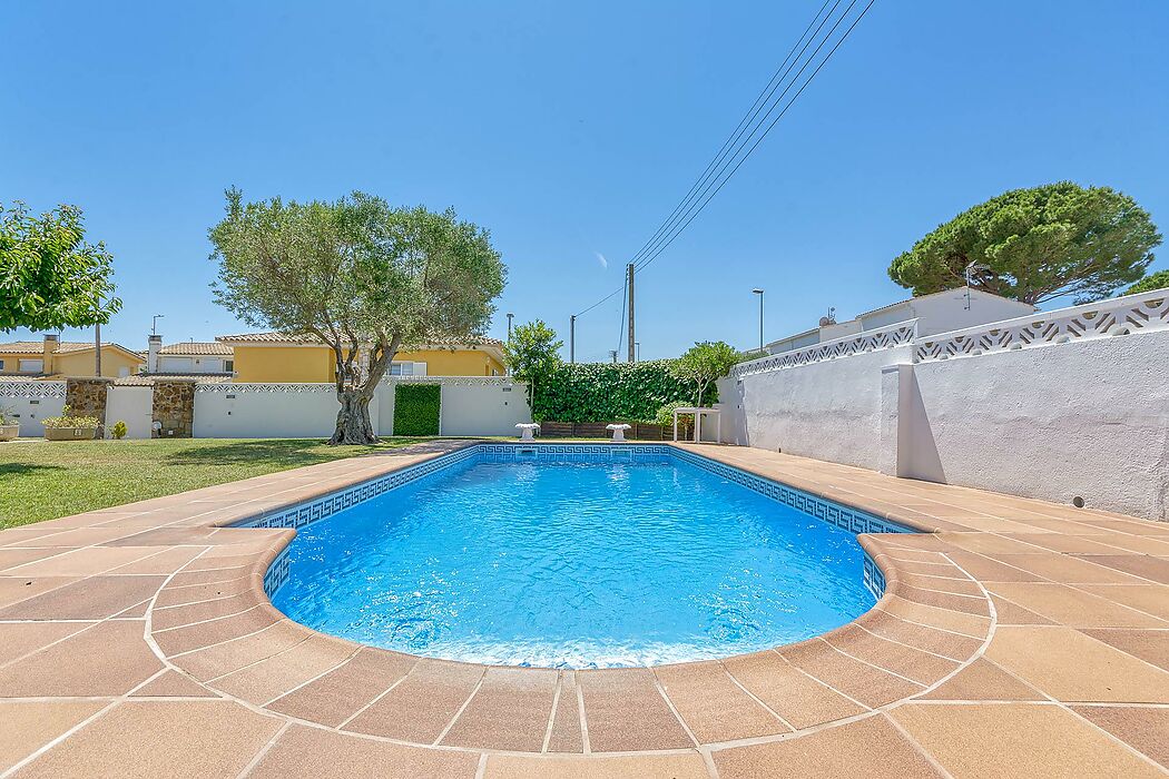 Busques una gran casa per entrar a viure i amb piscina?