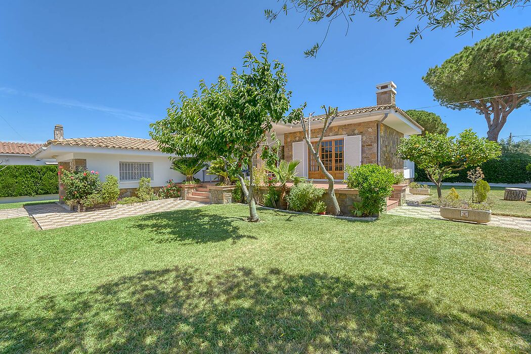 Vous cherchez une grande maison pour emménager et avec une piscine?